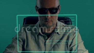 秃顶的白人军官坐在虚拟屏幕和输入程序代码前面。 戴黑眼镜的人写剧本